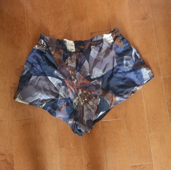Aritzia silk flowy shorts - Picture 2 of 4